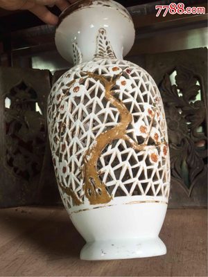 歲月留痕 一尊文革彩繪梅花鏤空花瓶的懷舊絮語